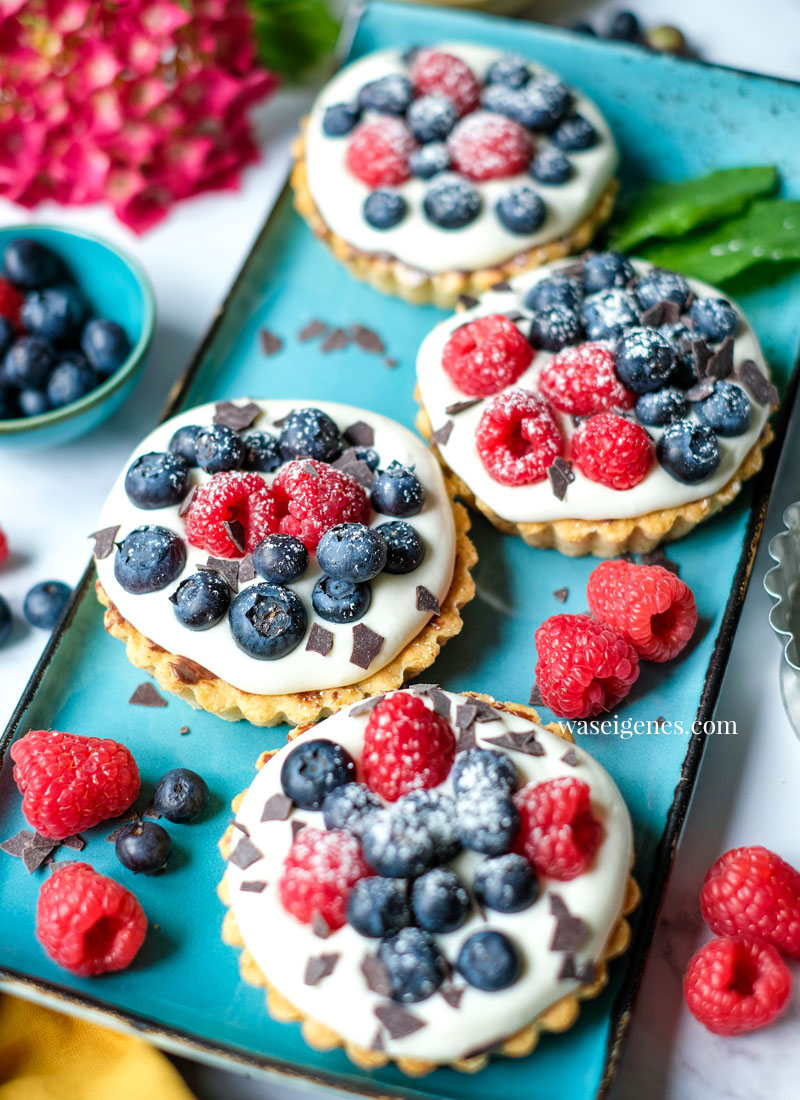 Rezept: Beerentörtchen ~ Kleine Mürbeteig Tartelettes mit Sahne-Frischkäse-Creme, Himbeeren und Blaubeeren | Was backe ich heute? | Minikuchen | waseigenes.com