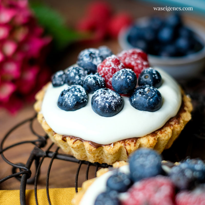 Rezept: Beerentörtchen ~ Kleine Mürbeteig Tartelettes mit Sahne-Frischkäse-Creme, Himbeeren und Blaubeeren | Was backe ich heute? | Minikuchen | waseigenes.com