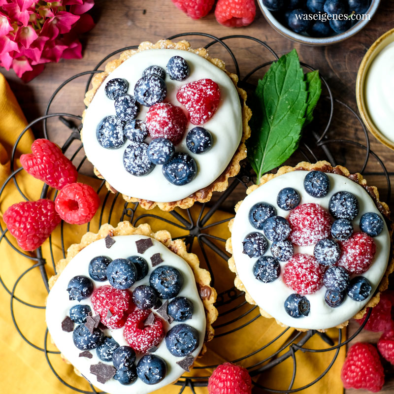 Rezept: Beerentörtchen ~ Kleine Mürbeteig Tartelettes mit Sahne-Frischkäse-Creme, Himbeeren und Blaubeeren | Was backe ich heute? | Minikuchen | waseigenes.com