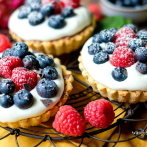 Rezept: Beerentörtchen ~ Kleine Mürbeteig Tartelettes mit Sahne-Frischkäse-Creme, Himbeeren und Blaubeeren | Was backe ich heute? | Minikuchen | waseigenes.com