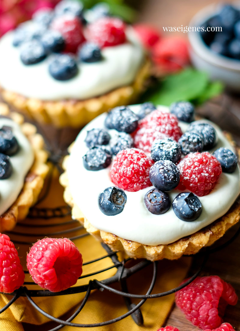 Rezept: Beerentörtchen ~ Kleine Mürbeteig Tartelettes mit Sahne-Frischkäse-Creme, Himbeeren und Blaubeeren | Was backe ich heute? | Minikuchen | waseigenes.com