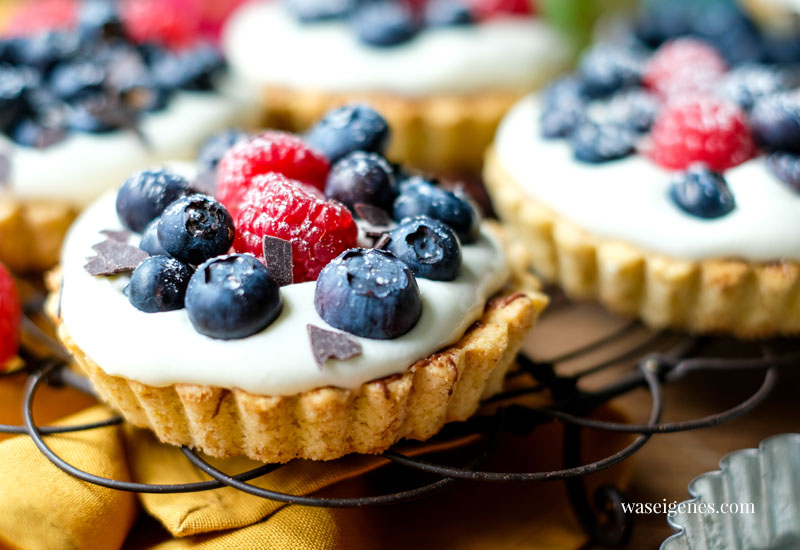 Rezept: Beerentörtchen ~ Kleine Mürbeteig Tartelettes mit Sahne-Frischkäse-Creme, Himbeeren und Blaubeeren | Was backe ich heute? | Minikuchen | waseigenes.com