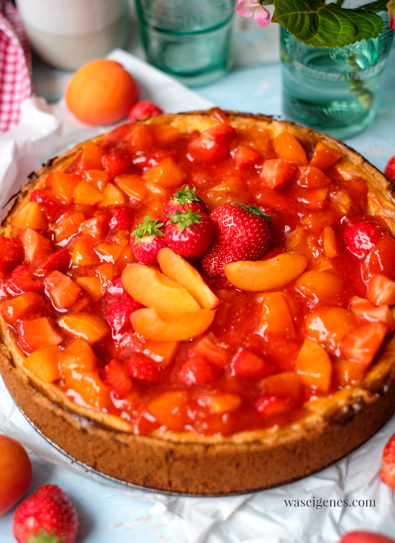 Rezept: Schmandkuchen mit Erdbeeren und Aprikosen | Köstlicher Mürbeiteig, Schmandfüllung und Fruchtaufstrich, waseigenes.com