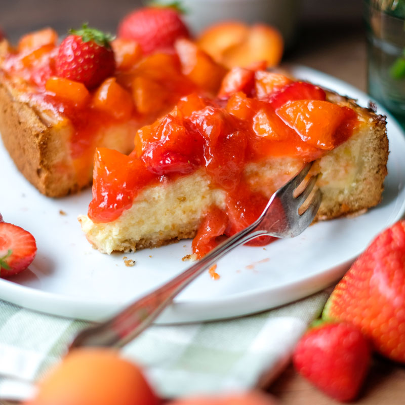 Rezept: Schmandkuchen mit Erdbeeren und Aprikosen | Köstlicher Mürbeiteig, Schmandfüllung und Fruchtaufstrich, waseigenes.com