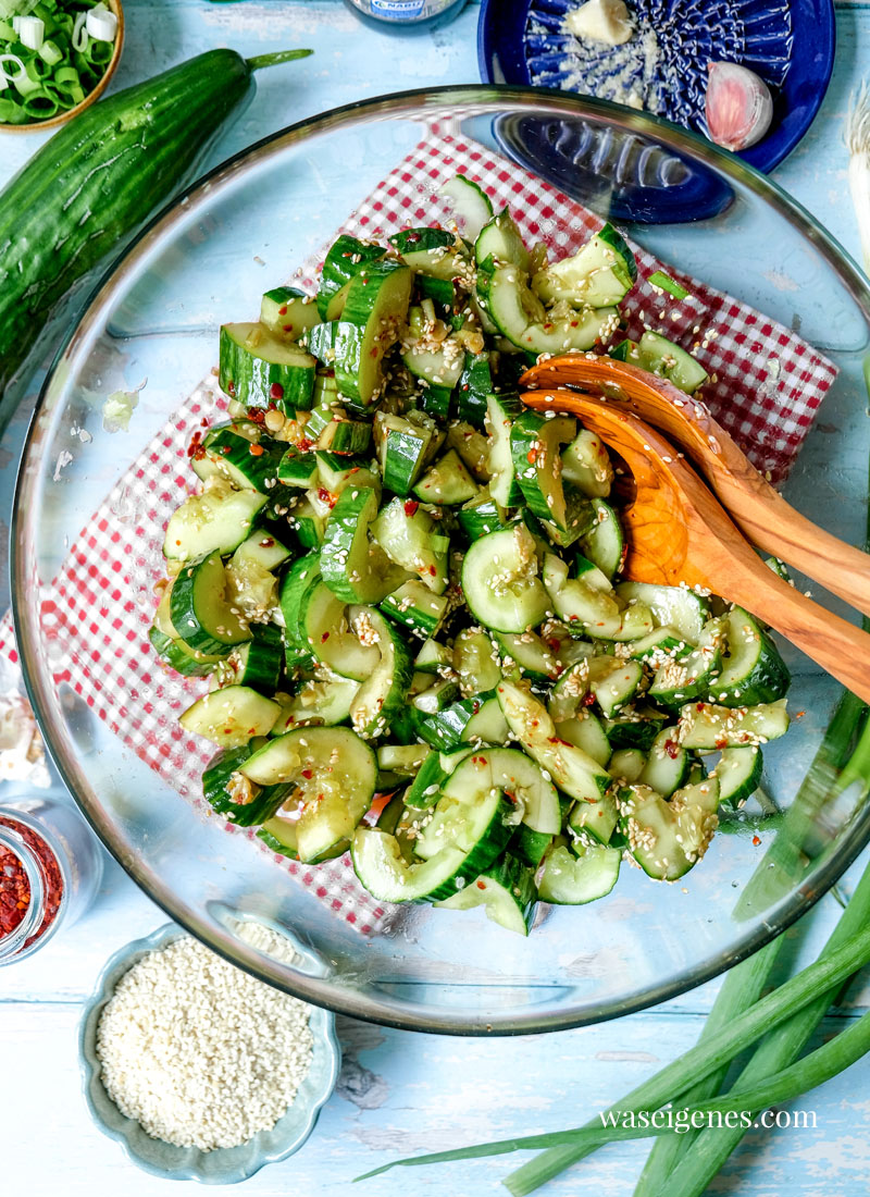 Rezept: Scharfer Chinesischer Gurkensalat mit Chiliflocken und Sesamöl | waseigenes.com