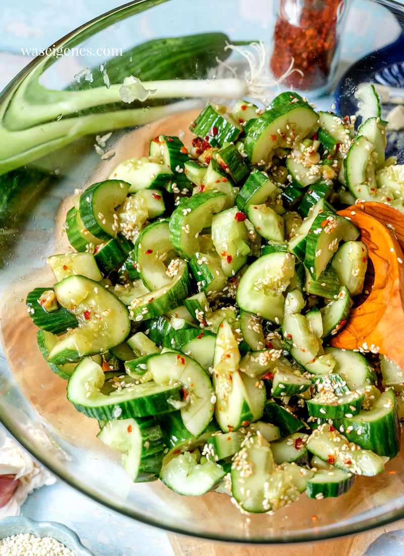 Rezept: Scharfer Chinesischer Gurkensalat mit Chiliflocken und Sesamöl | waseigenes.com