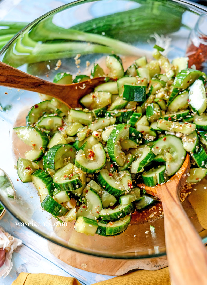 Rezept: Scharfer Chinesischer Gurkensalat mit Chiliflocken und Sesamöl | waseigenes.com