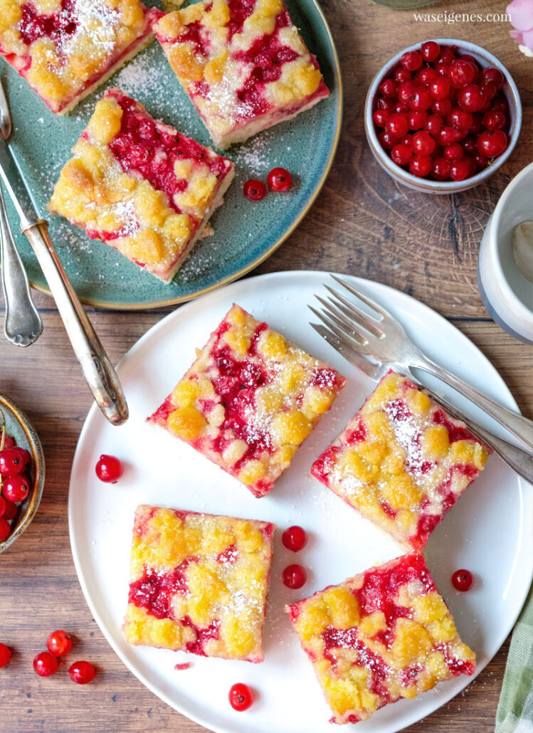 Johannisbeer-Streuselkuchen vom Blech mit knusprigen Butterstreusel oben und softem Quark-Öl-Teig unten | waseigenes.com | Was backe ich heute?