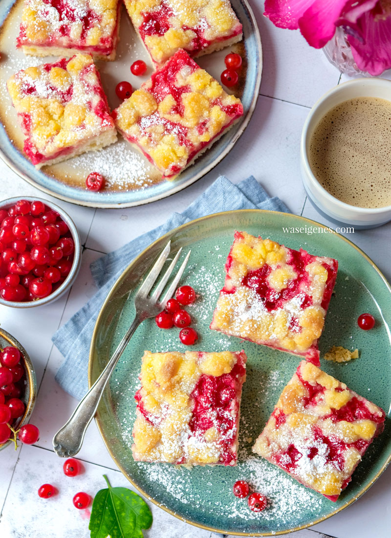 Johannisbeer-Streuselkuchen vom Blech mit knusprigen Butterstreusel oben und softem Quark-Öl-Teig unten | waseigenes.com | Was backe ich heute?