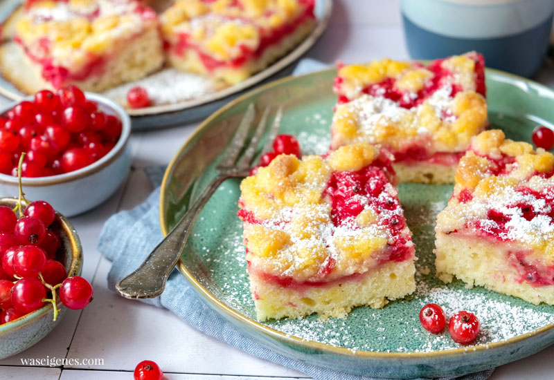 Johannisbeer-Streuselkuchen vom Blech mit knusprigen Butterstreusel oben und softem Quark-Öl-Teig unten | waseigenes.com | Was backe ich heute?