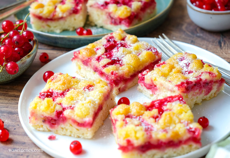 Johannisbeer-Streuselkuchen vom Blech mit knusprigen Butterstreusel oben und softem Quark-Öl-Teig unten | waseigenes.com | Was backe ich heute?