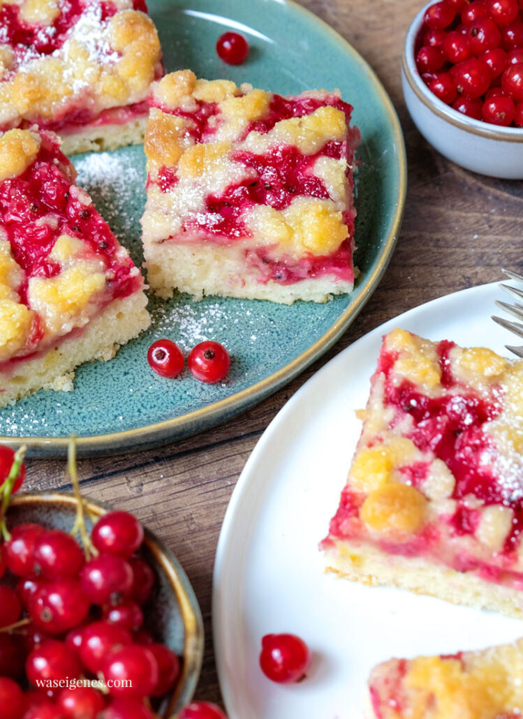 Johannisbeer-Streuselkuchen vom Blech mit knusprigen Butterstreusel oben und softem Quark-Öl-Teig unten | waseigenes.com | Was backe ich heute?