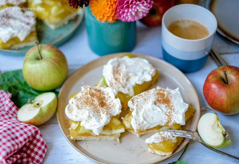 Rezept: Apfelkuchen vom Blech mit Biskuitboden, Apfelpudding, Schlagsahne | ideal für den Kaffeeklatsch | einfaches Kuchenrezept | waseigenes.com