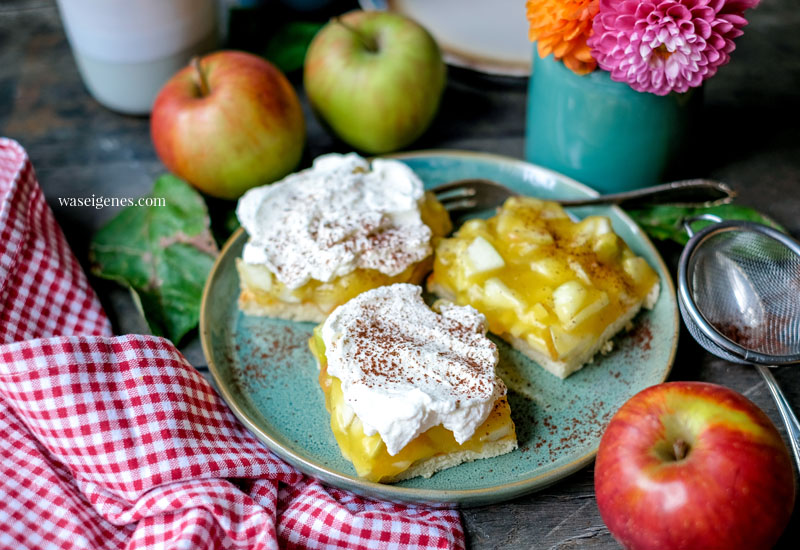 Rezept: Apfelkuchen vom Blech mit Biskuitboden, Apfelpudding, Schlagsahne | ideal für den Kaffeeklatsch | einfaches Kuchenrezept | waseigenes.com