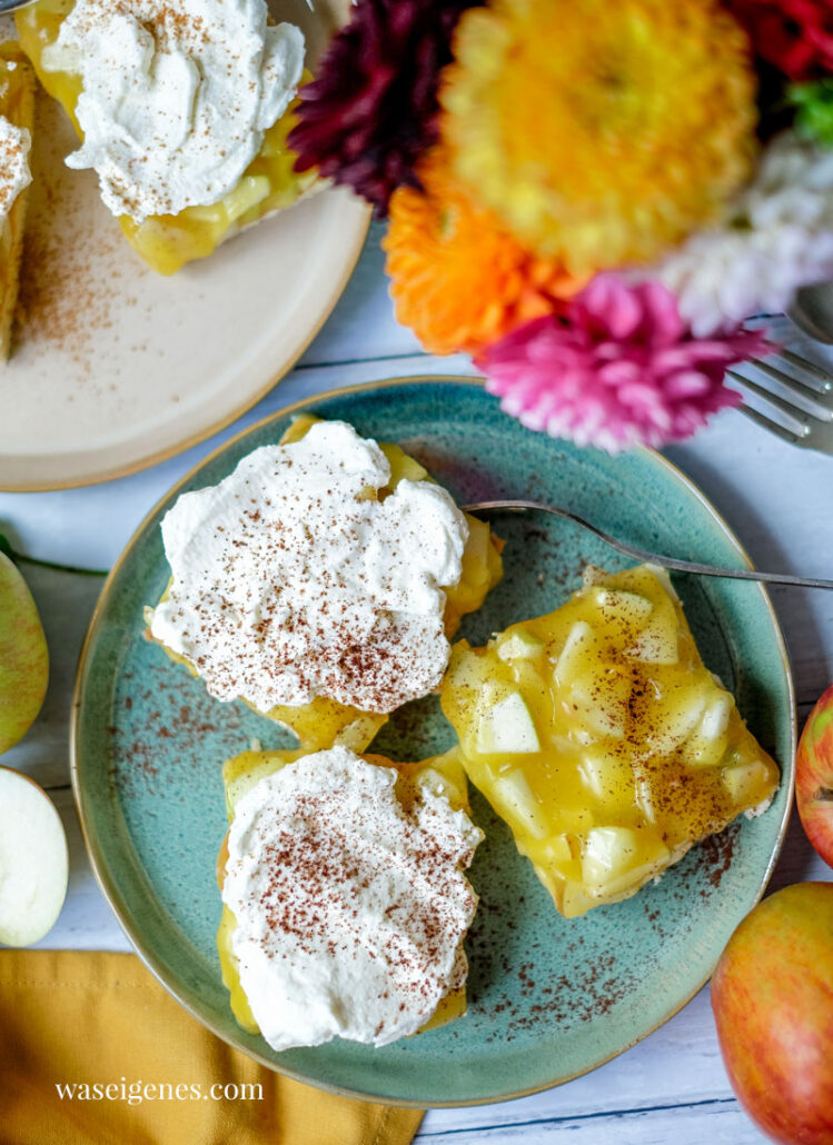 Rezept: Apfelkuchen vom Blech mit Biskuitboden, Apfelpudding, Schlagsahne | ideal für den Kaffeeklatsch | einfaches Kuchenrezept | waseigenes.com