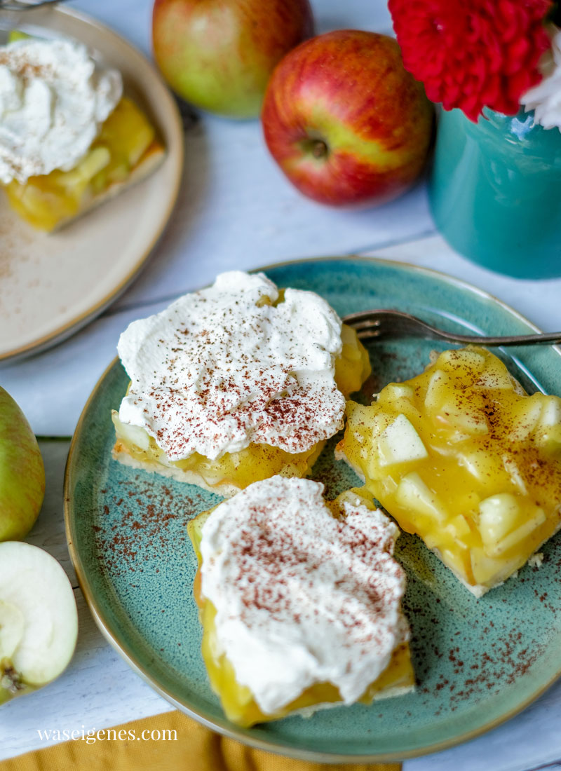 Rezept: Apfelkuchen vom Blech mit Biskuitboden, Apfelpudding, Schlagsahne | ideal für den Kaffeeklatsch | einfaches Kuchenrezept | waseigenes.com