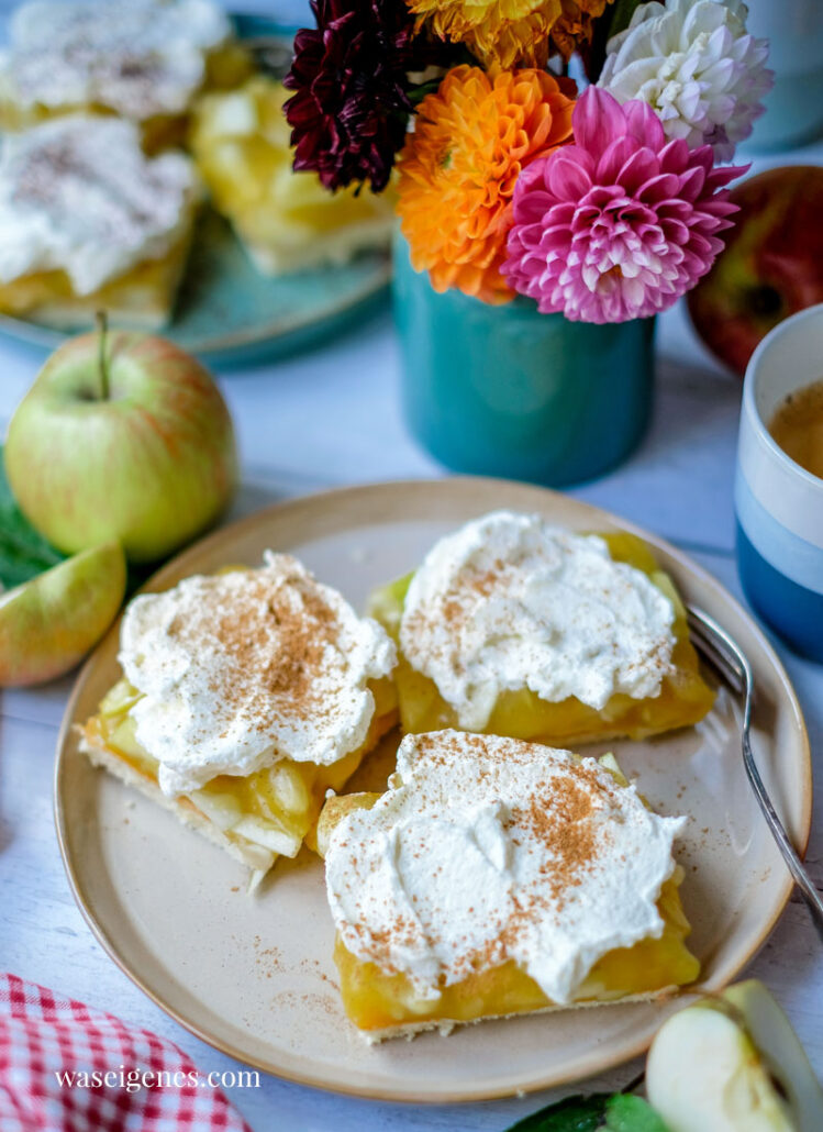 Rezept: Apfelkuchen vom Blech mit Biskuitboden, Apfelpudding, Schlagsahne | ideal für den Kaffeeklatsch | einfaches Kuchenrezept | waseigenes.com