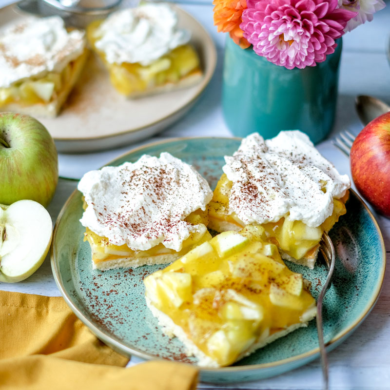 Rezept: Apfelkuchen vom Blech mit Biskuitboden, Apfelpudding, Schlagsahne | ideal für den Kaffeeklatsch | einfaches Kuchenrezept | waseigenes.com