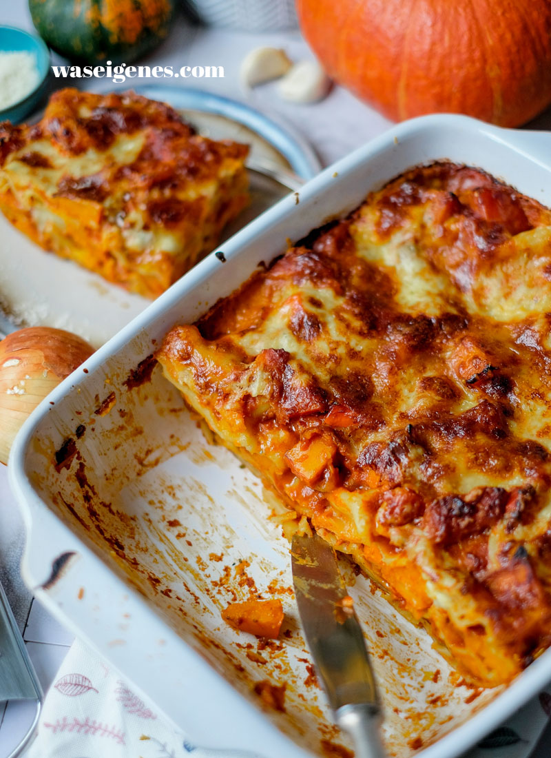 Rezept: Kürbis Lasagne ~ vegetarisch, ohne Hackfleisch, herzhaft-würzig mit Tomatensoße, Mozzarella und Béchamel | waseigenes.com | Was koche ich heute? | Rezepte für jeden Tag