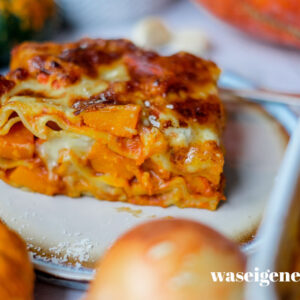 Rezept: Kürbis Lasagne ~ vegetarisch, ohne Hackfleisch, herzhaft-würzig mit Tomatensoße, Mozzarella und Béchamel | waseigenes.com | Was koche ich heute? | Rezepte für jeden Tag