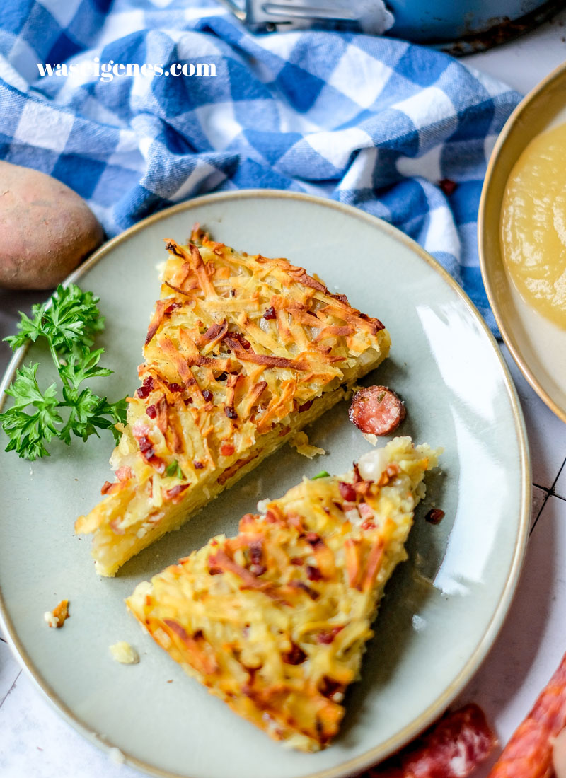 Rezept: Döppekooche -Rheinischer Kartoffelauflauf mit Speck, Mettwürstchen und Apfelmus | Herzhafter Kuchen | Was koche ich heute? | waseigenes.com