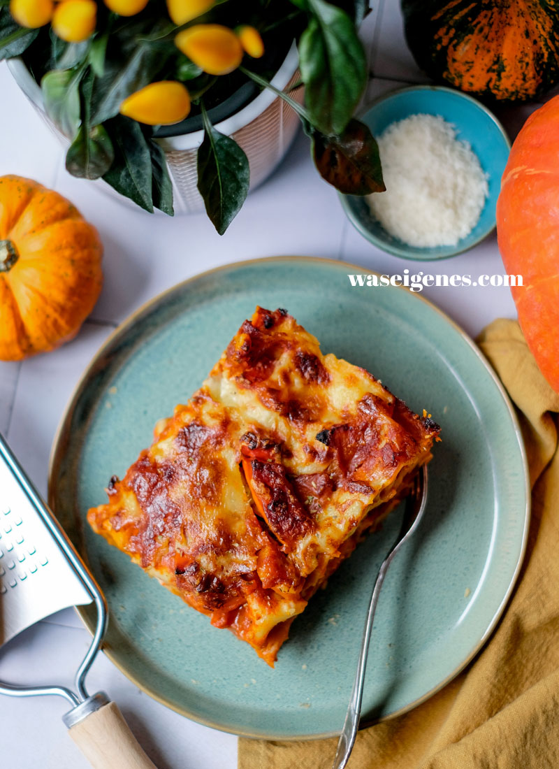 Rezept: Kürbis Lasagne ~ vegetarisch, ohne Hackfleisch, herzhaft-würzig mit Tomatensoße, Mozzarella und Béchamel | waseigenes.com | Was koche ich heute? | Rezepte für jeden Tag