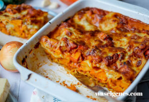 Rezept: Kürbis Lasagne ~ vegetarisch, ohne Hackfleisch, herzhaft-würzig mit Tomatensoße, Mozzarella und Béchamel | waseigenes.com | Was koche ich heute? | Rezepte für jeden Tag