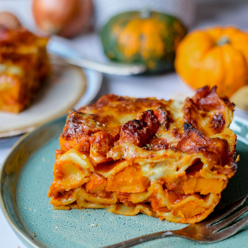 Rezept: Kürbis Lasagne ~ vegetarisch, ohne Hackfleisch, herzhaft-würzig mit Tomatensoße, Mozzarella und Béchamel | waseigenes.com | Was koche ich heute? | Rezepte für jeden Tag