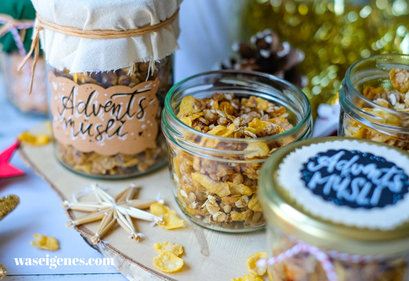 Rezept: Adventsmüsli! - Mein Knuspermüsli mit Honig & Zimt, mit Walnüssen, Haferflocken und Cornflakes wird in der Pfanne auf dem Herd gebacken | Geschenk aus der Küche | Wichtelgeschenk | waseigenes.com