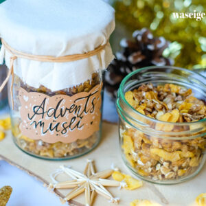 Rezept: Adventsmüsli! - Mein Knuspermüsli mit Honig & Zimt, mit Walnüssen, Haferflocken und Cornflakes wird in der Pfanne auf dem Herd gebacken | Geschenk aus der Küche | Wichtelgeschenk | waseigenes.com