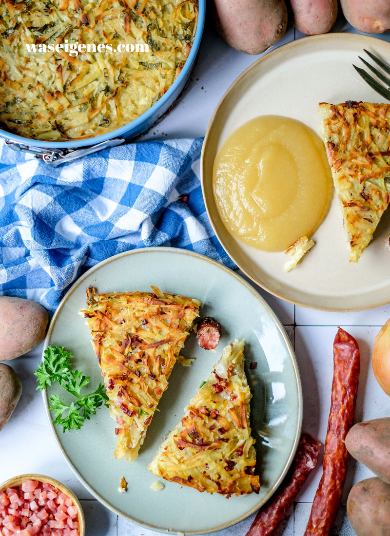 Rezept: Döppekooche -Rheinischer Kartoffelauflauf mit Speck, Mettwürstchen und Apfelmus | Herzhafter Kuchen | Was koche ich heute? | waseigenes.com