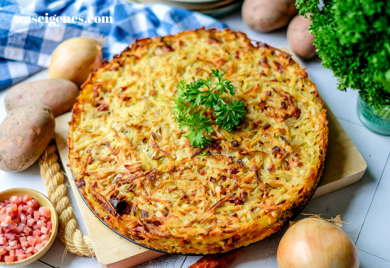 Rezept: Döppekooche -Rheinischer Kartoffelauflauf mit Speck, Mettwürstchen und Apfelmus | Herzhafter Kuchen | Was koche ich heute? | waseigenes.com