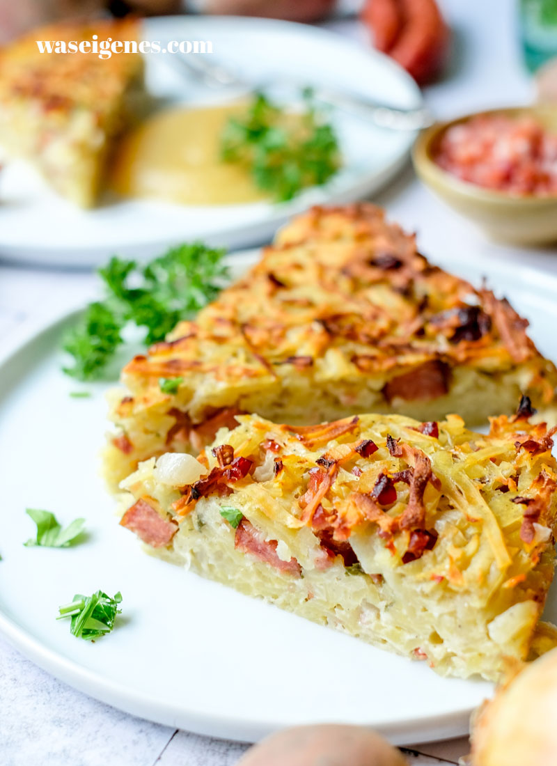 Rezept: Döppekooche -Rheinischer Kartoffelauflauf mit Speck, Mettwürstchen und Apfelmus | Herzhafter Kuchen | Was koche ich heute? | waseigenes.com