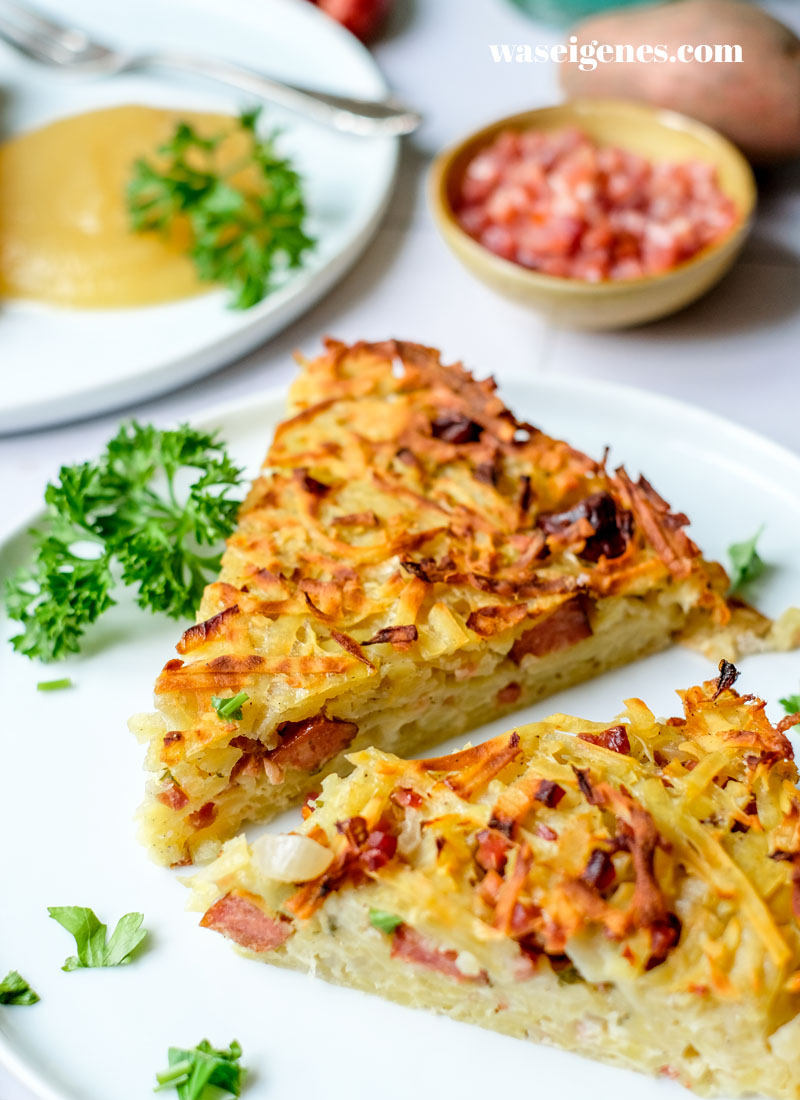 Rezept: Döppekooche -Rheinischer Kartoffelauflauf mit Speck, Mettwürstchen und Apfelmus | Herzhafter Kuchen | Was koche ich heute? | waseigenes.com