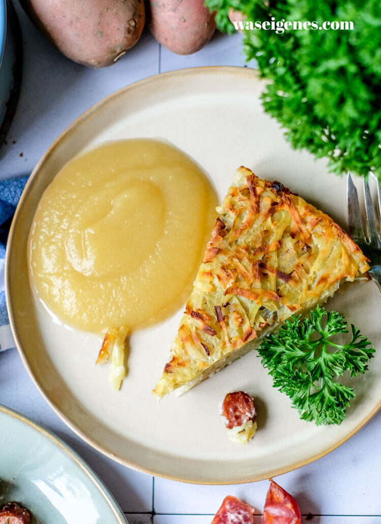 Rezept: Döppekooche -Rheinischer Kartoffelauflauf mit Speck, Mettwürstchen und Apfelmus | Herzhafter Kuchen | Was koche ich heute? | waseigenes.com