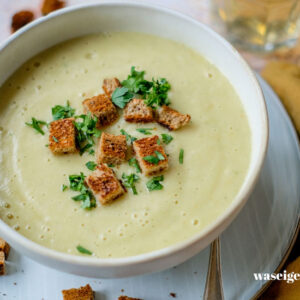 Rezept: Sellerie-Cremesuppe mit Toastbrot & Petersilie | waseigenes.com