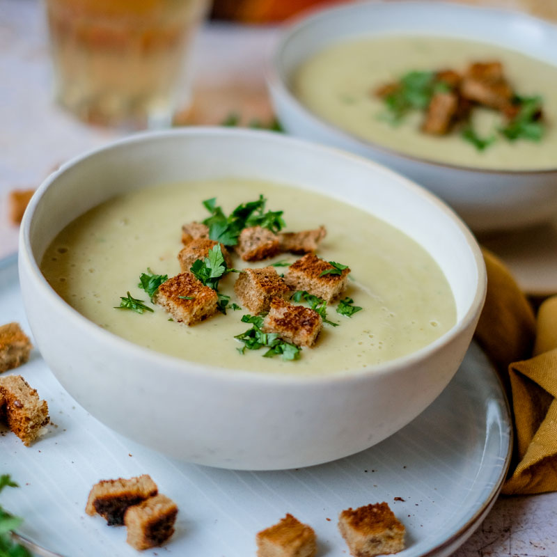 Rezept für eine Sellerie-Cremesuppe mit Toastbrotcroûtons | waseigenes.com