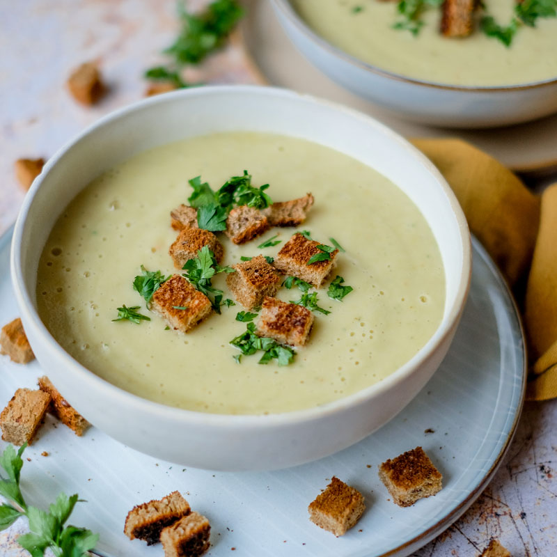 Rezept für eine Sellerie-Cremesuppe mit Toastbrotcroûtons | waseigenes.com