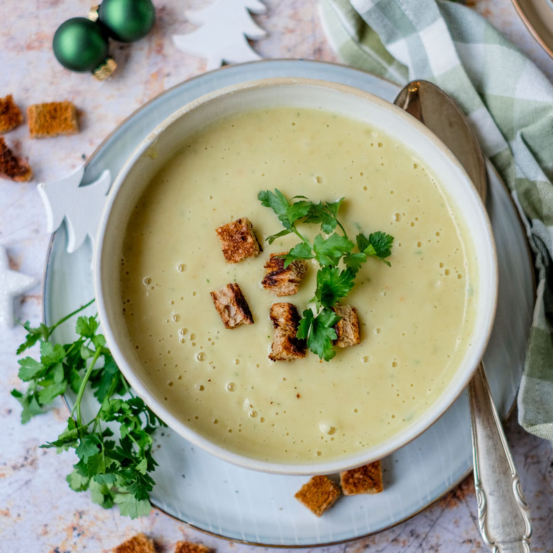 Rezept für eine Sellerie-Cremesuppe mit Toastbrotcroûtons | waseigenes.com