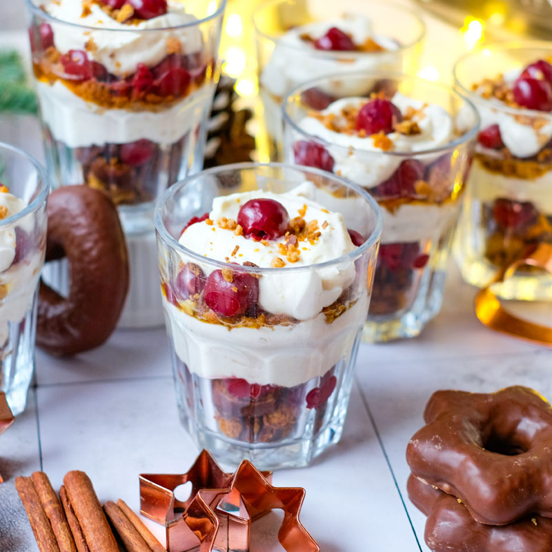 Rezept: Weihnachtliches Lebkuchen-Schichtdessert für die Festtage {mit Schattenmorellen und Mascarpone-Zimtcreme} | waseigenes.com