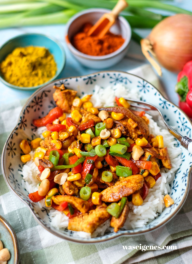 Würzige Hähnchen-Gemüsepfanne mit knackigem Gemüse, Sojasauce & Erdnüssen