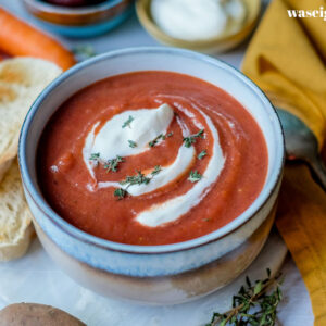 Rezept: Rote Beete Suppe - ganz einfache Gemüsesuppe mit einem Klacks Schmand, waseigenes.com