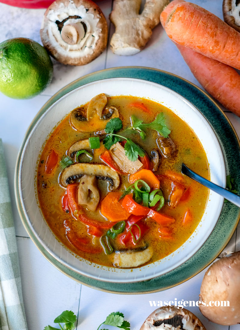 Rezept: Vegetarische Thai Kokos Suppe - einfache Gemüsesuppe mit Kokosmilch und Sojasauce | waseigenes.com