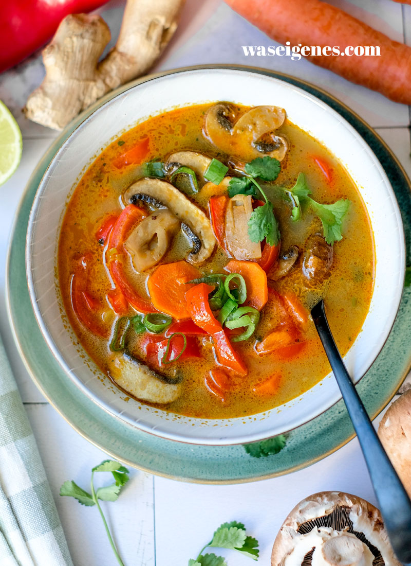 Rezept: Vegetarische Thai Kokos Suppe - einfache Gemüsesuppe mit Kokosmilch und Sojasauce | waseigenes.com