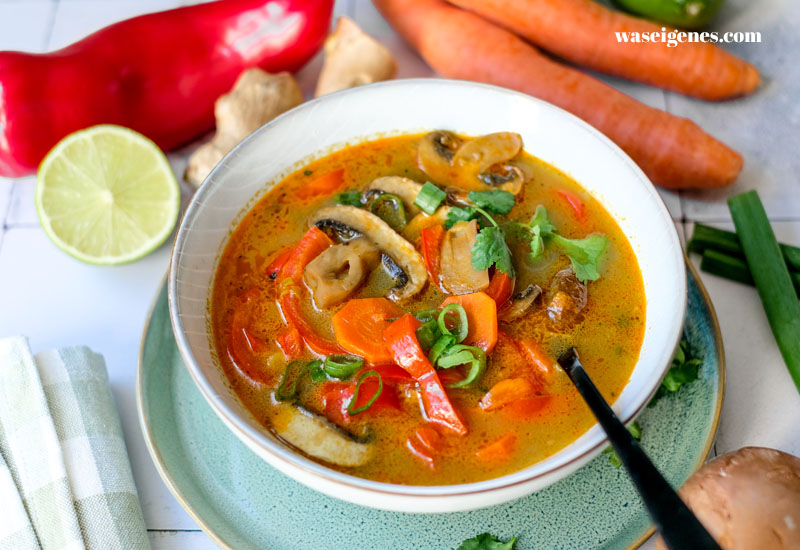 Rezept: Vegetarische Thai Kokos Suppe - einfache Gemüsesuppe mit Kokosmilch und Sojasauce | waseigenes.com