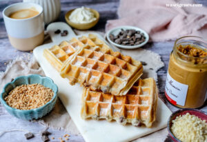 Rezept Croffles: Waffeln aus Croissant-Teig oder Croissants aus dem Waffeleisen | Gefüllt mit Erdnussbutter, Nuss-Nougat-Creme, Krokant, Bananen | Super einfach | Sensationell lecker | waseigenes.com